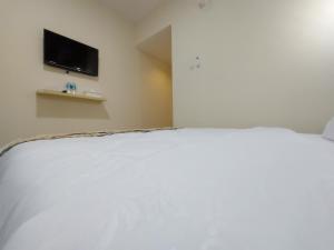 Rúm í herbergi á Rons City Hotel near Simpang Lima Semarang Mitra RedDoorz