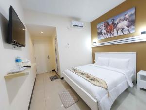 TV a/nebo společenská místnost v ubytování Rons City Hotel near Simpang Lima Semarang Mitra RedDoorz