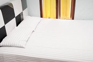 Homestay Dieng Persada Syariah Mitra RedDoorz客房内的一张或多张床位