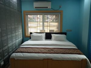 Postel nebo postele na pokoji v ubytování Soukyam Hotel