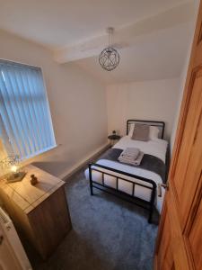 Un pat sau paturi într-o cameră la Spacious and Modern Town House close to The Lake District