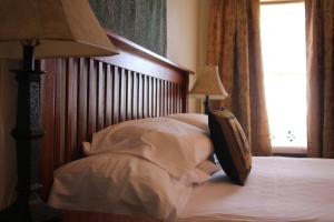a bedroom with a bed with a wooden headboard at Boulder Dam Hotel in Boulder City