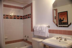 un bagno con lavandino, WC e vasca di Boulder Dam Hotel a Boulder City
