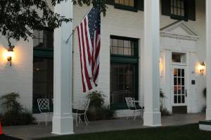 Una bandiera americana sul lato di un edificio di Boulder Dam Hotel a Boulder City