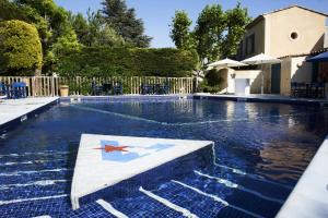 una piscina con un banco en el medio en Mercure Marseille Centre Bompard La Corniche, en Marsella