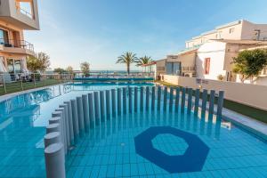 una gran piscina con suelo de baldosa azul en Hotel Christina, en La Canea