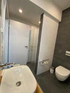 a bathroom with a white toilet and a shower at Loft- Ferienwohnung perfekt für Fahrradfahrer in Nortrup