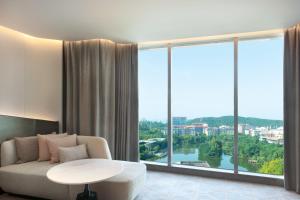 Posezení v ubytování Crowne Plaza Wuhan Optics Valley by IHG