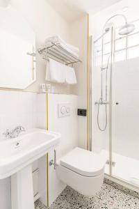 e bagno con lavandino, servizi igienici e doccia. di Hôtel Léopold - Orso Hotels a Parigi
