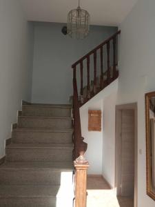 una escalera en una casa con escalera en Casa cueva rural Vico ideal grandes grupos, en Freila