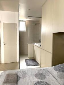 パリにあるMy Trip in Paris - Eiffel Towerのベッドルーム(大型ベッド1台付)、バスルームが備わります。