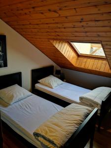 Un pat sau paturi într-o cameră la Appart T4 72m2 à Baratier entre les Orres et Embrun à coté du lac de Serre Ponçon.