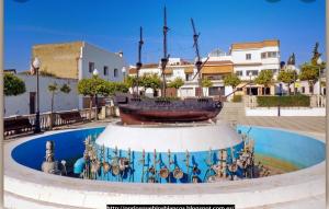 einen Brunnen mit einem Schiff drauf. in der Unterkunft Casa Babuche in Algar