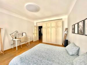 Un dormitorio con una cama y un escritorio. en Nice Flat in the heart of the City, en Luxemburgo
