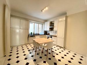 cocina con mesa y 2 sillas blancas en Nice Flat in the heart of the City, en Luxemburgo 9 fotos más
