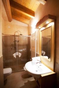 Et badeværelse på Garnì Astoria Hotel & SPA