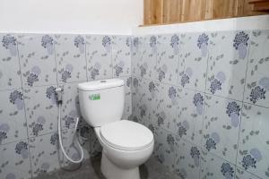 A bathroom at Green Paradise Pagar Alam Resort Mitra RedDoorz