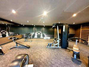 Posilňovňa alebo fitness centrum v ubytovaní Nadmorskie Tarasy Pink&Blue z prywatnym tarasem basen kryty&zewnętrzny infinity siłownia sala zabaw
