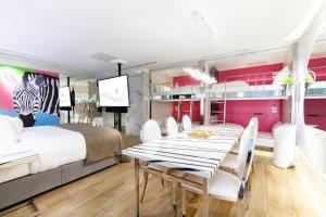 a bedroom with a bed and a table and chairs at Chao Motel in Taoyuan +57 photos