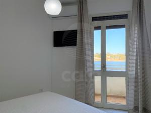 トッレ・ラピッロにあるVilla Due Mariのベッドルーム1室(海の景色を望む窓付)