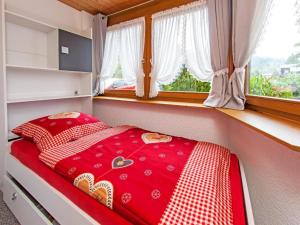ライト・イム・ヴィンクルにあるFerienwohnung Moritzの窓付きの客室の小さなベッド1台分です。