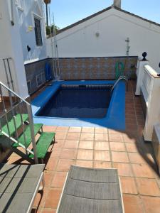 Bazén v ubytovaní ADOSADO EN NERJA URB FLAMINGO alebo v jeho blízkosti