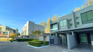 an empty parking lot in front of a building at LAVANYA Private Pool Villa Residence 2 Floors @ Pantai Cenang. in Pantai Cenang