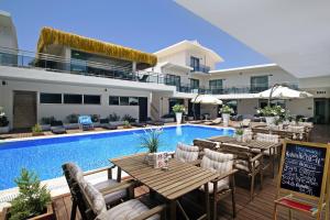 Бассейн в The D Hotel Çeşme Resort или поблизости