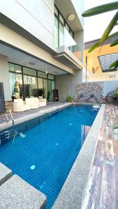 una piscina en medio de una casa en LAVANYA Private Pool Villa Residence 2 Floors @ Pantai Cenang. en Pantai Cenang