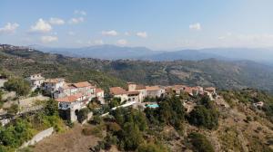 eine Luftaufnahme eines Hauses auf einem Berg in der Unterkunft Le Lamie in Sessa Cilento