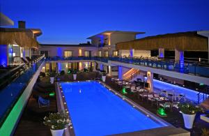 Бассейн в The D Hotel Çeşme Resort или поблизости