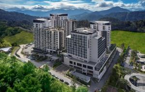 云顶高原The Loft at Midhills Genting Highlands Free WiFi的两座高大的白色建筑的空中景观