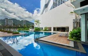云顶高原The Loft at Midhills Genting Highlands Free WiFi的一座大楼中央的游泳池