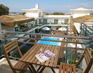 Бассейн в The D Hotel Çeşme Resort или поблизости