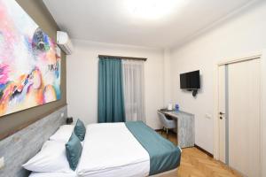 Postel nebo postele na pokoji v ubytování Yerevan Boutique Hotel + 34 fotografií