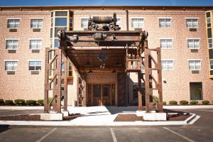 un edificio con una gran estructura delante de él en Ironworks Hotel, en Beloit