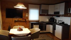 Kuchyň nebo kuchyňský kout v ubytování Kapteni Holiday House + 21 fotografií