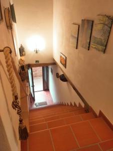 ブオンコンヴェントにあるSan Lorenzo Agriturismoの廊下(オレンジ色のタイルフロアの階段付)