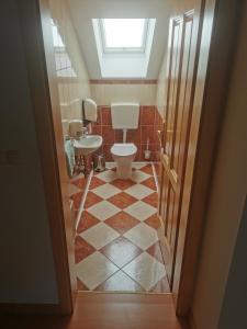 La salle de bains est pourvue de toilettes, d'un lavabo et d'une fenêtre. dans l'établissement Farm Stay Ramšak, à Zreče