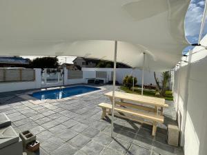 Πισίνα στο ή κοντά στο Perfect long stay, near Rondevlei nature reserve,free WiFi