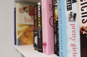 una fila de libros en un estante en Abingdon - Private Flat with Garden & Parking 06, en Abingdon