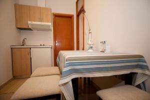 una cocina con una mesa con un mantel a rayas. en Apartments Briest, en Dubrovnik