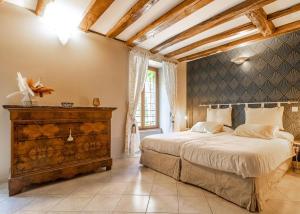 ein Schlafzimmer mit einem großen Bett und einem großen Fenster in der Unterkunft Le Domaine de Moroges in Moroges