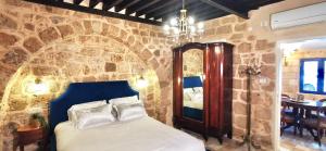 Ένα ή περισσότερα κρεβάτια σε δωμάτιο στο Stylish apartment with private parking by the marina