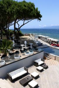 カルカトッジョにあるホテル カステル ドルシノの海を望むパティオ(テーブル、椅子付)