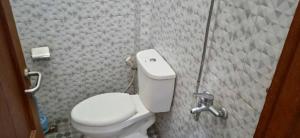 Koupelna v ubytování Guest House Pinarak 2 Syariah near GOR Satria Purwokerto Mitra RedDoorz