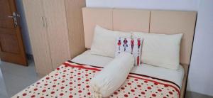 Postel nebo postele na pokoji v ubytování Guest House Pinarak 2 Syariah near GOR Satria Purwokerto Mitra RedDoorz