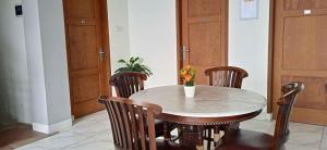 Fotografie z fotogalerie ubytování Guest House Pinarak 2 Syariah near GOR Satria Purwokerto Mitra RedDoorz v destinaci Purwokerto