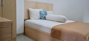 Postel nebo postele na pokoji v ubytování Guest House Pinarak 2 Syariah near GOR Satria Purwokerto Mitra RedDoorz