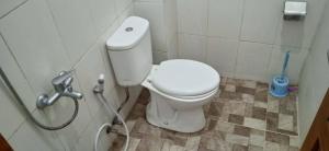 Koupelna v ubytování Guest House Pinarak 2 Syariah near GOR Satria Purwokerto Mitra RedDoorz + 27 fotografií